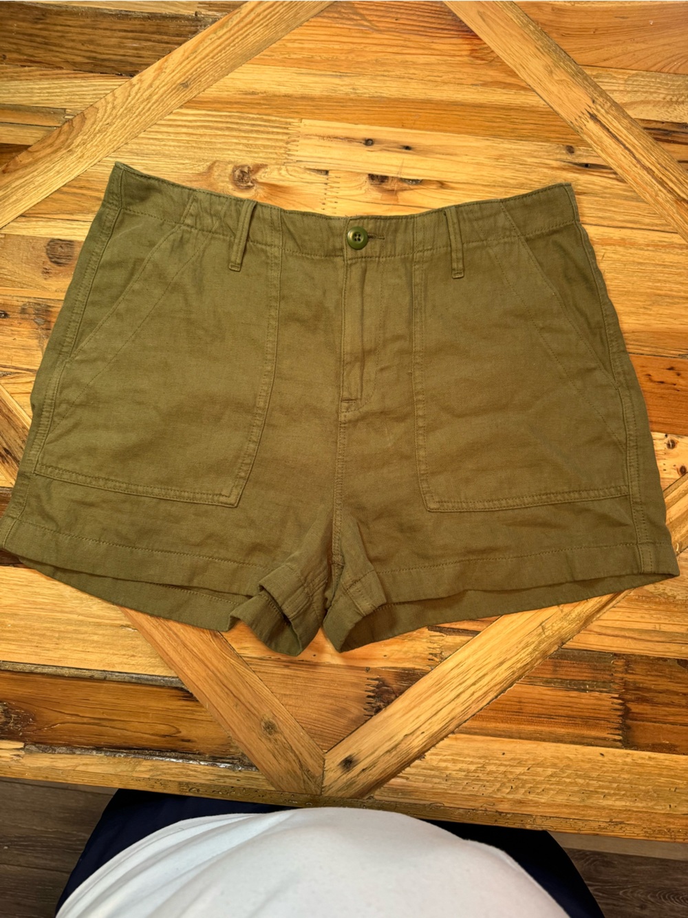 Good American Lite Linen Bermuda Shorts Martini Olive Size 6/28 - Picture 2 of 8